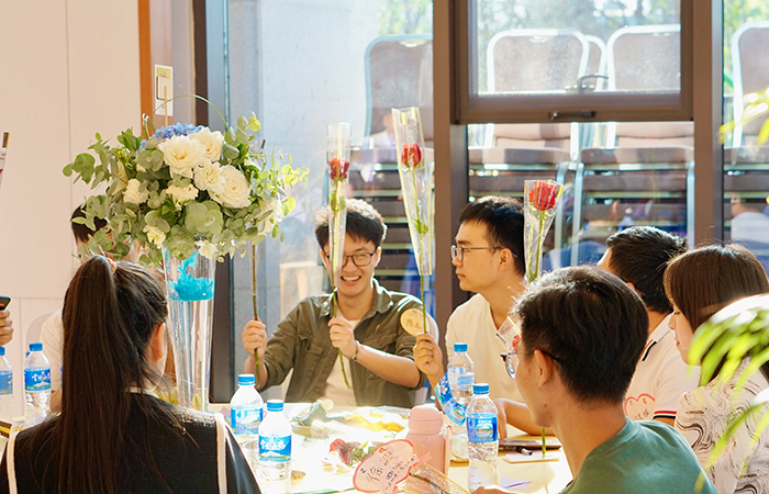 1605596983283476.jpg 男嘉賓為心動(dòng)女孩準(zhǔn)備的玫瑰小.jpg