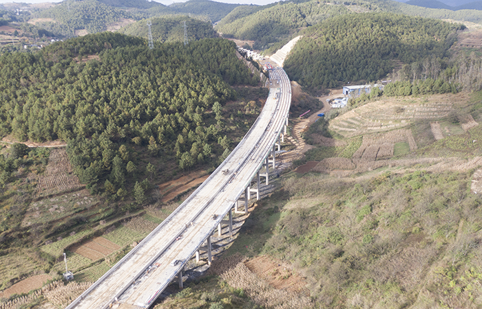 1637747824163802.jpg xiao 施鏈高速二分部五福大橋T梁架設(shè)順利完成3.jpg